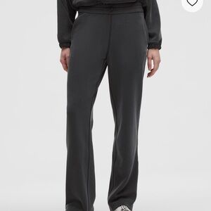 Lululemon Athletica soft-stream pants 8 short